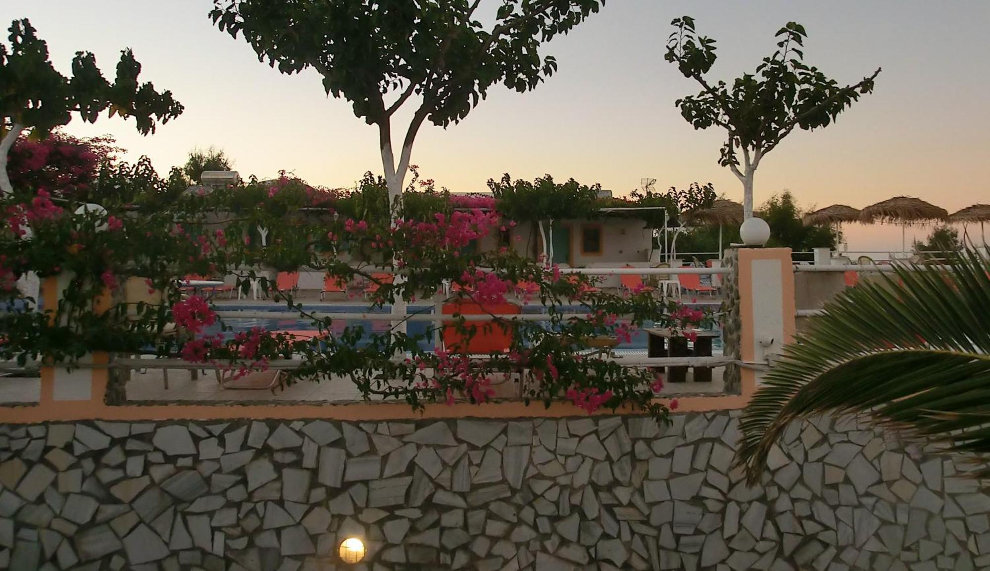 Santorini Camping & Hostel Firá Buitenkant foto